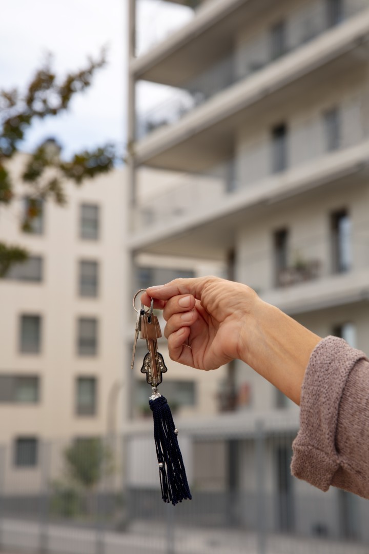 hand-holding-keys-outdoors (Grande)